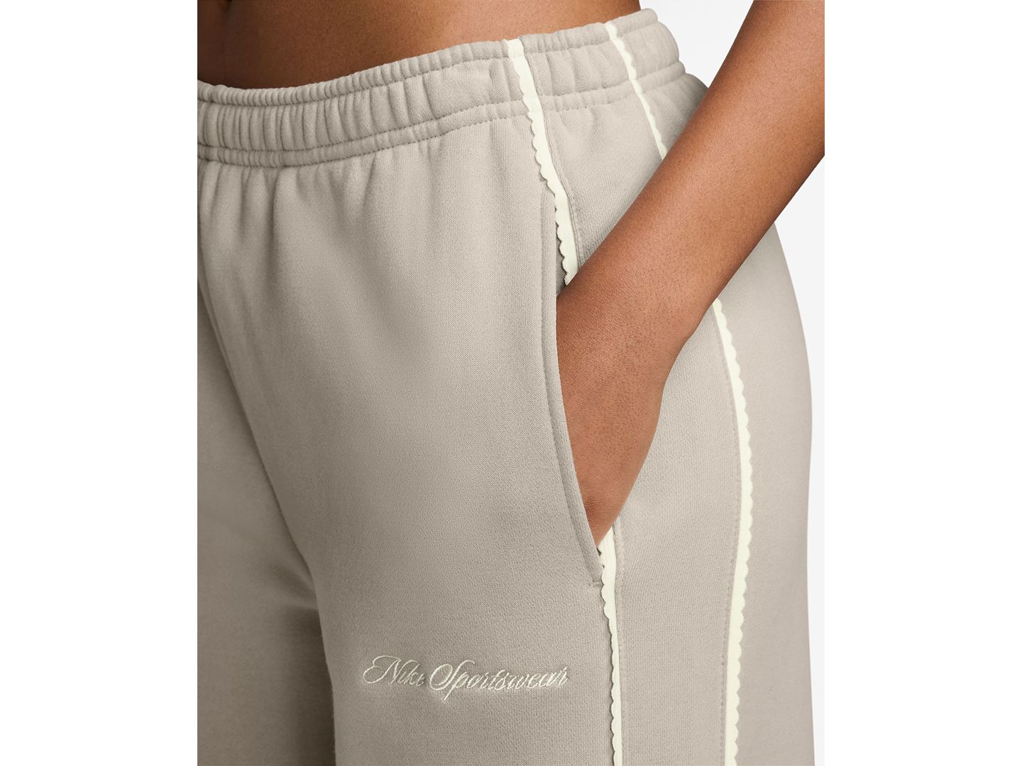 Женские брюки Nike Studio Fleece Mid-Rise Wide-Leg Scallop, цвет: Кремовый / Молочный — фото 2