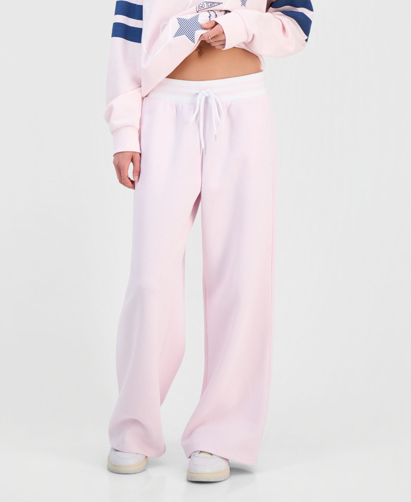 Женские брюки Madden Girl Juniors' Wide Fleece Contrast-Waist Sweatpants, цвет: Ballet Slipper — фото 2