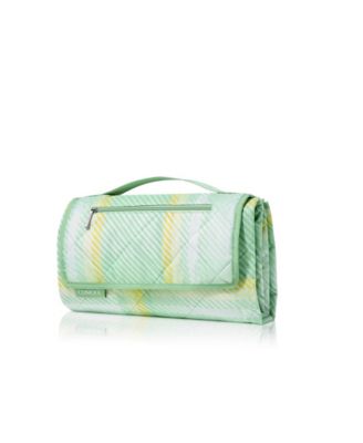 Free limited-edition picnic blanket with any 55 Clinique purchase - Limited-Edition Picnic Blanket 2$