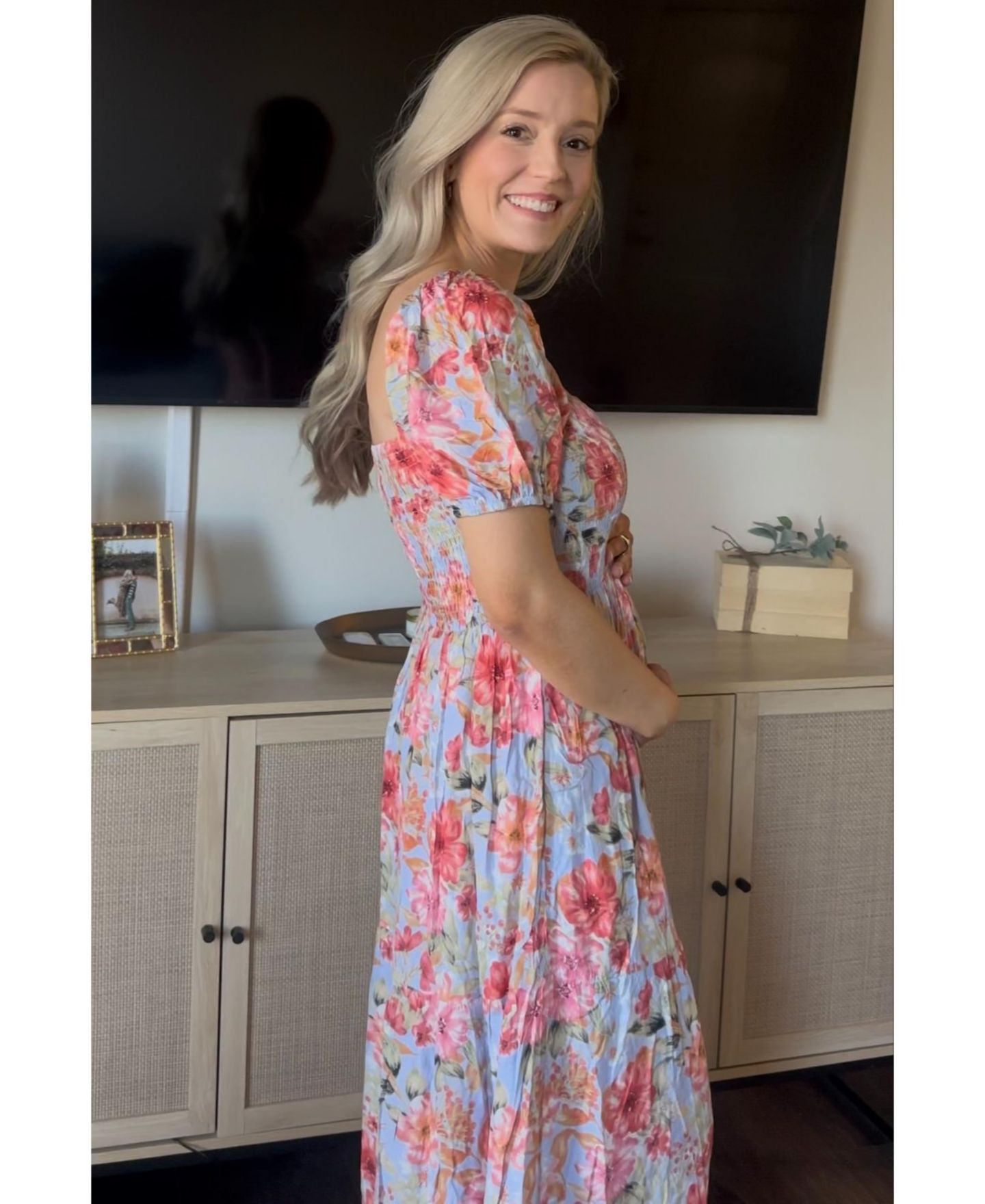 Женское платье Pinkblush Blue Floral Smocked Square Neck Tiered Maxi, цвет: Синий — фото 2