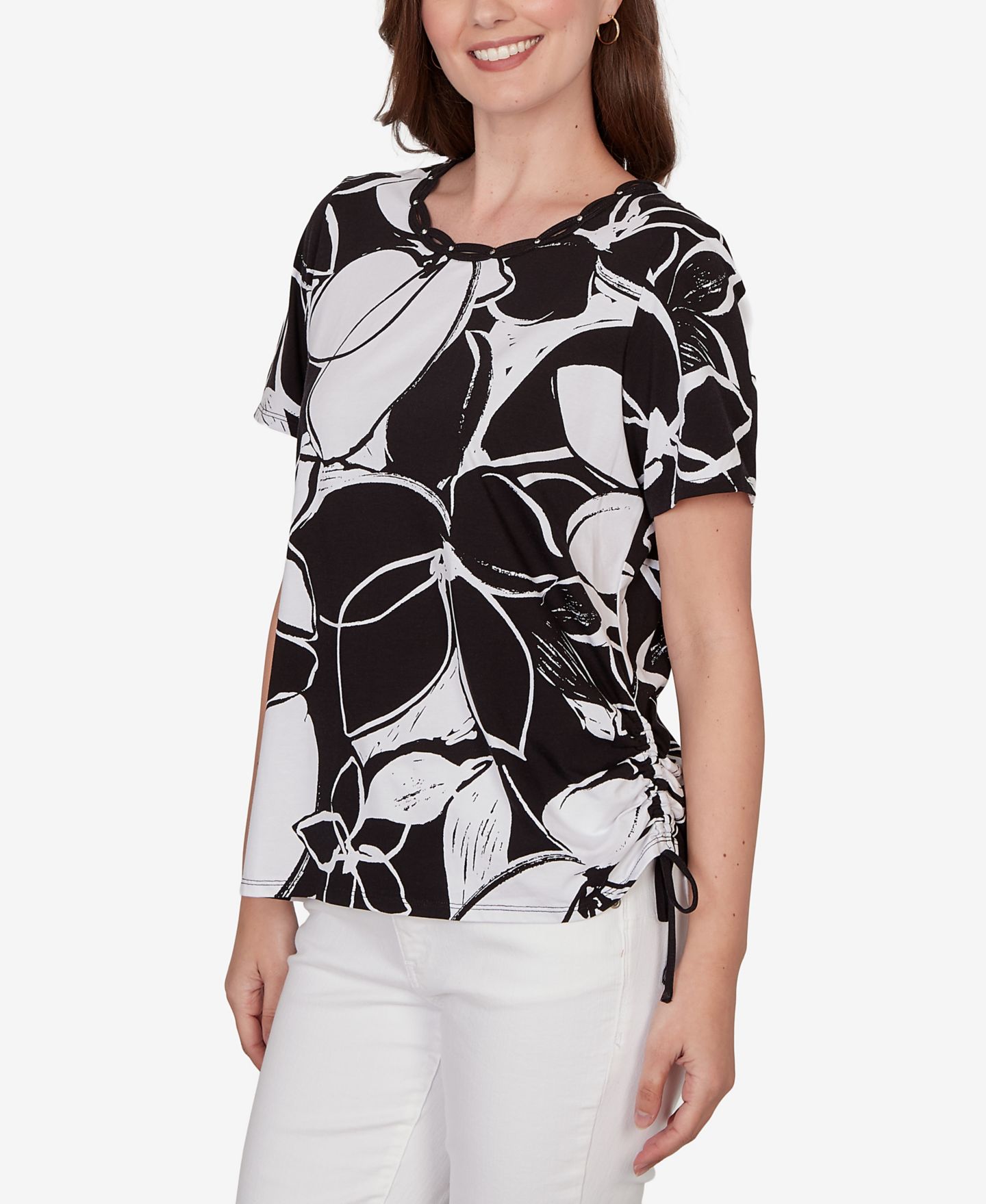 Женский топ Alfred Dunner Petite Abstract Floral Embellished Side-Tie, цвет: Чёрный / Белый — фото 2