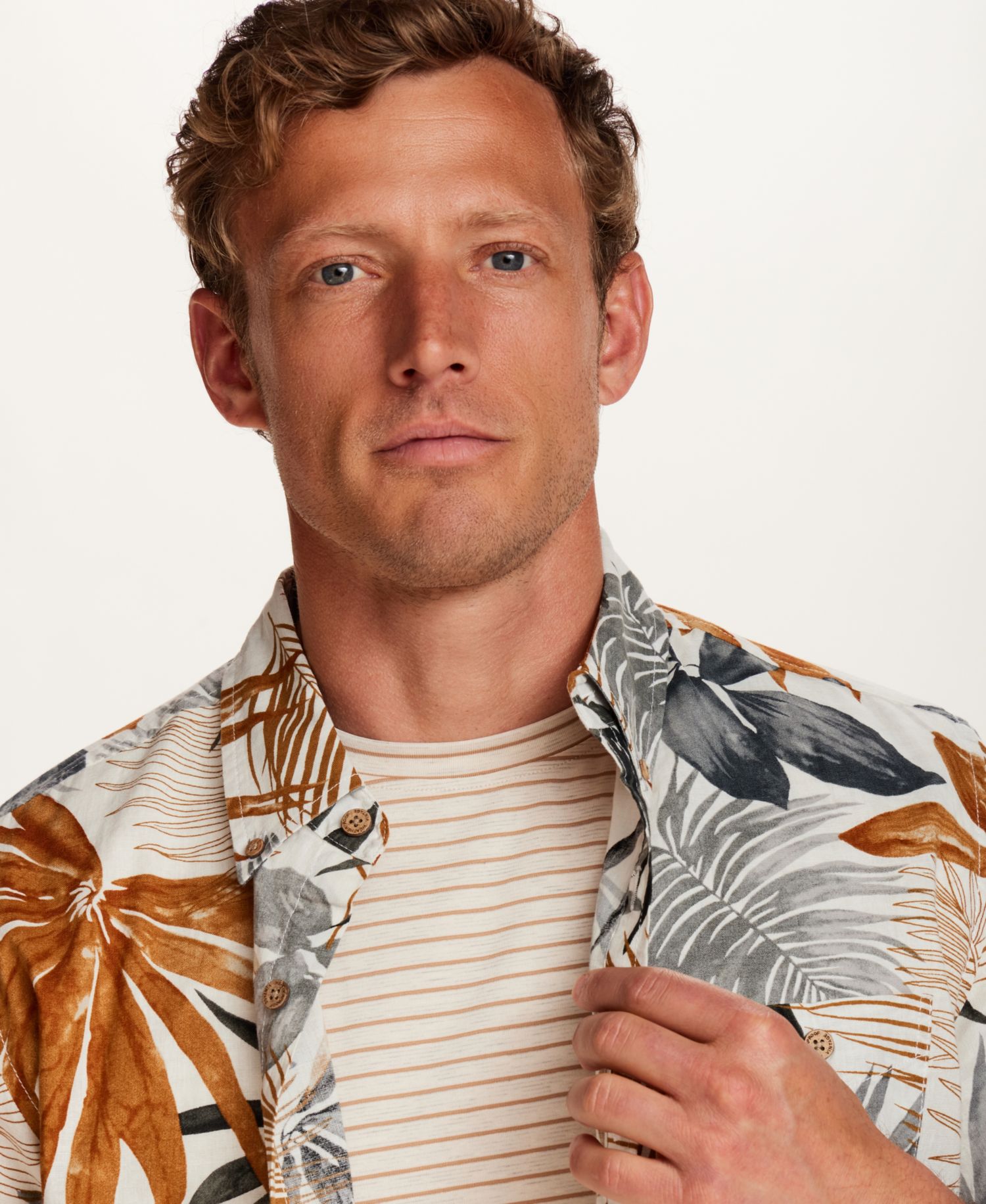 Men's Classic-Fit Short-Sleeve Button-Down Shirt
