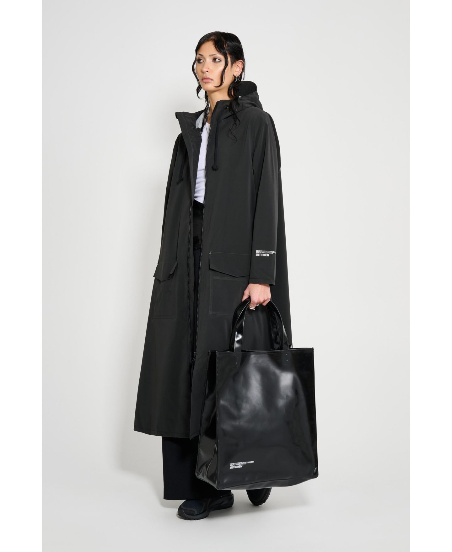 Женские куртки Stutterheim Mosebacke Long Patch Matte Raincoat, цвет: Чёрный — фото 6
