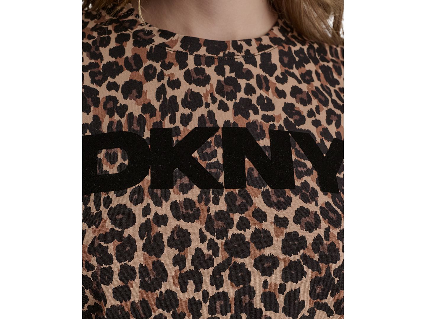 Женская футболка DKNY Sport Foil Logo Leopard Crewneck, цвет: Леопардовый карамельный — фото 4