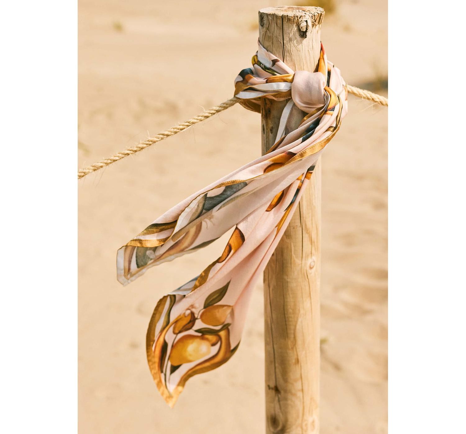 Women's Square Scarf (Carr&eacute;)