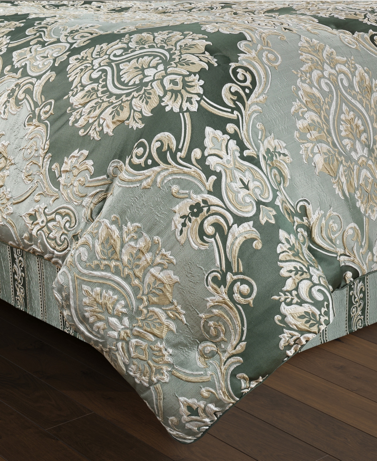J Queen New York Alina Floral 4-Piece Comforter Set