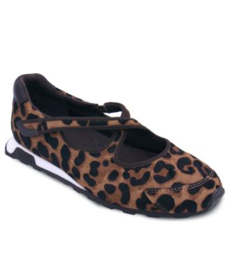 Women's Kore Round Toe Slip-On Sneakers