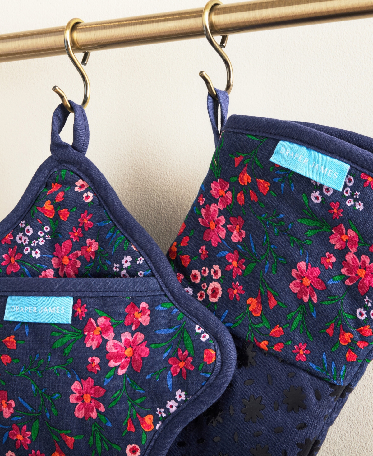 Draper James Field Flowers Kitchen Towel, Oven Mitt, and Pot Holder, 4-Pack