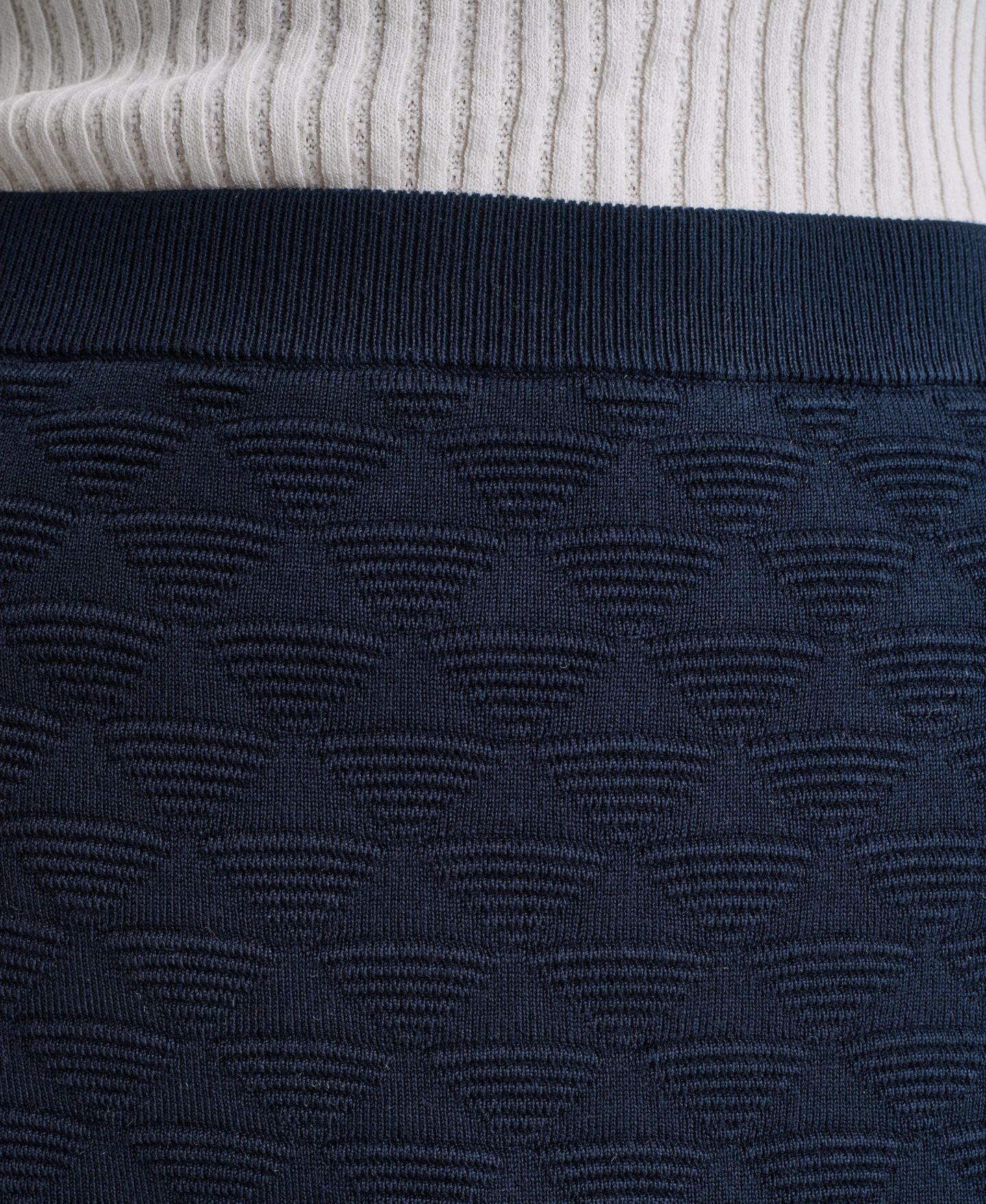 Женская юбка BCBG Scallop-Hem Knit Mini Pencil, цвет: Глубокий морской — фото 7