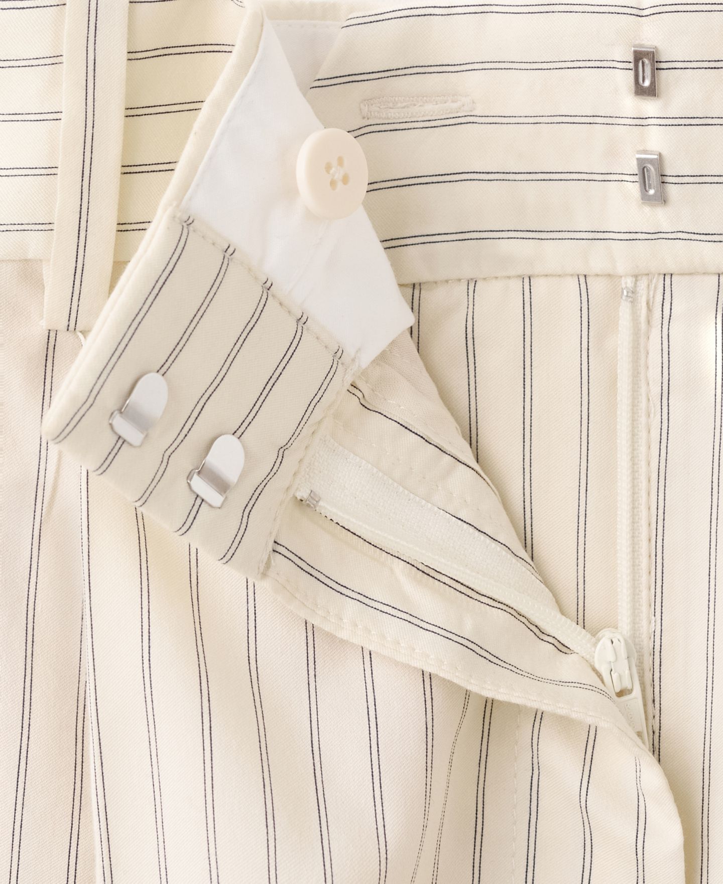 Женские шорты MANGO Pinstripe Pleated Bermuda, цвет: Ванильный — фото 6