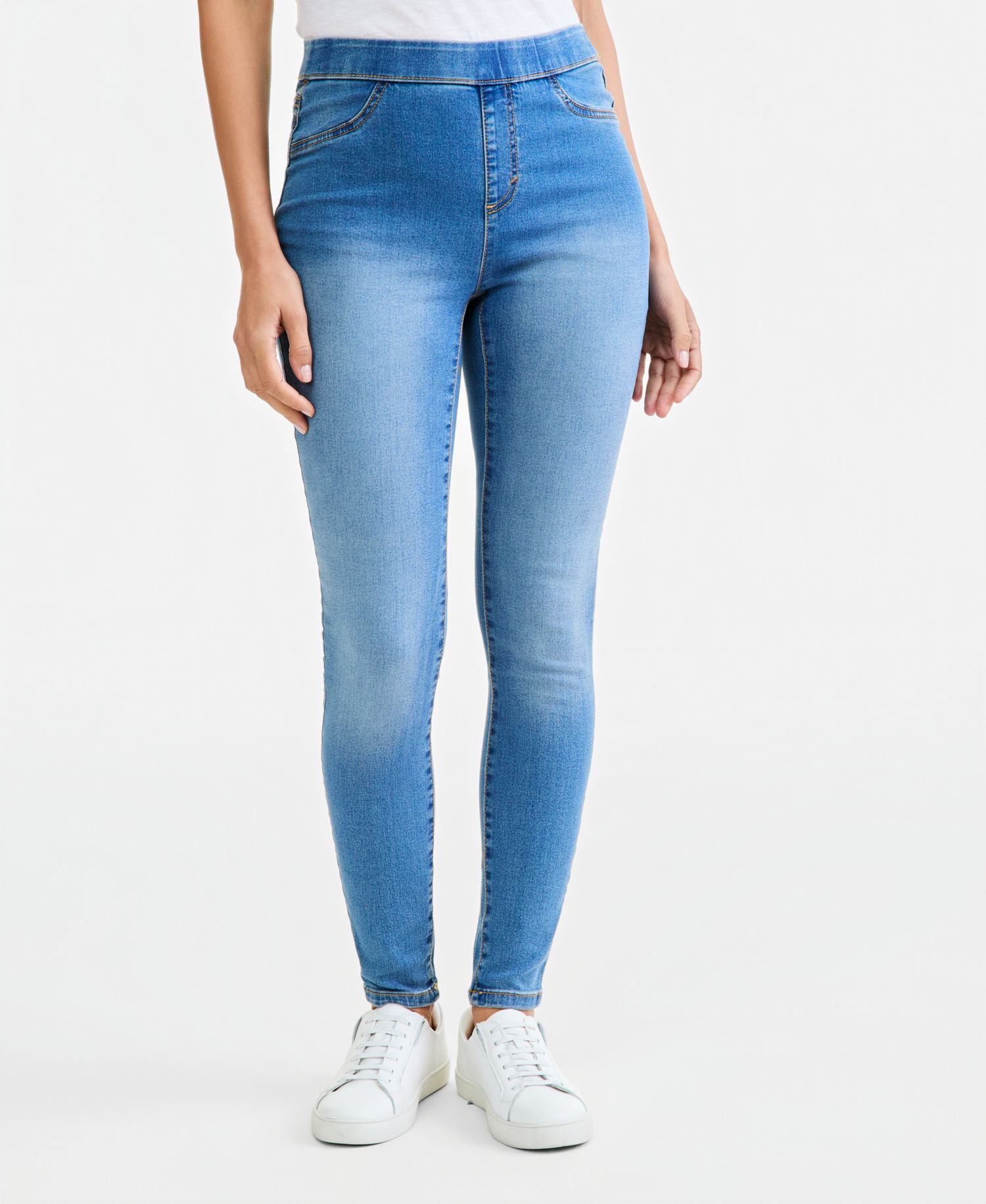 Petite Mid-Rise Pull On Jeggings