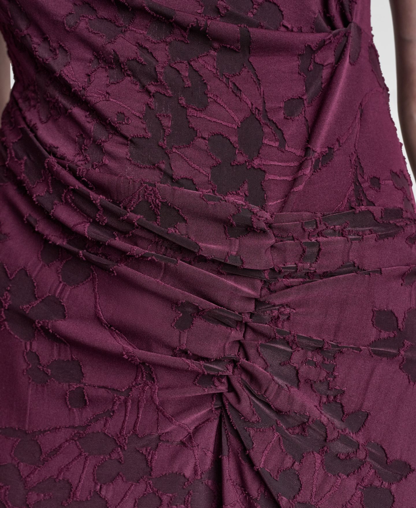 Женское платье DKNY Sleeveless Cowl Neck Ruched Midi, цвет: Сливовый — фото 4