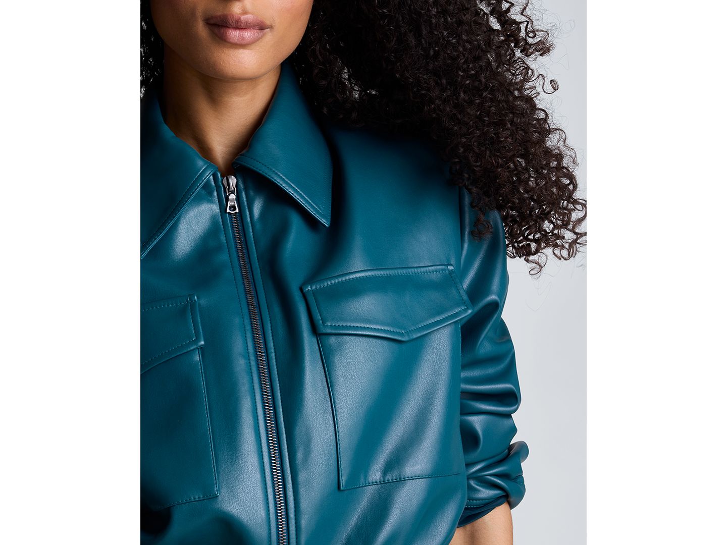 Женская куртка Kenneth Cole Cropped Faux Leather Bomber, цвет: Бирюзовый сумеречный — фото 4