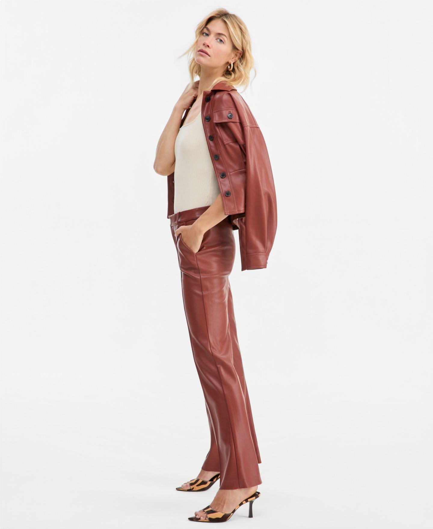 Женские брюки I.N.C. International Concepts Faux Leather High-Rise Bootcut, цвет: Вишнёвый красное дерево — фото 4