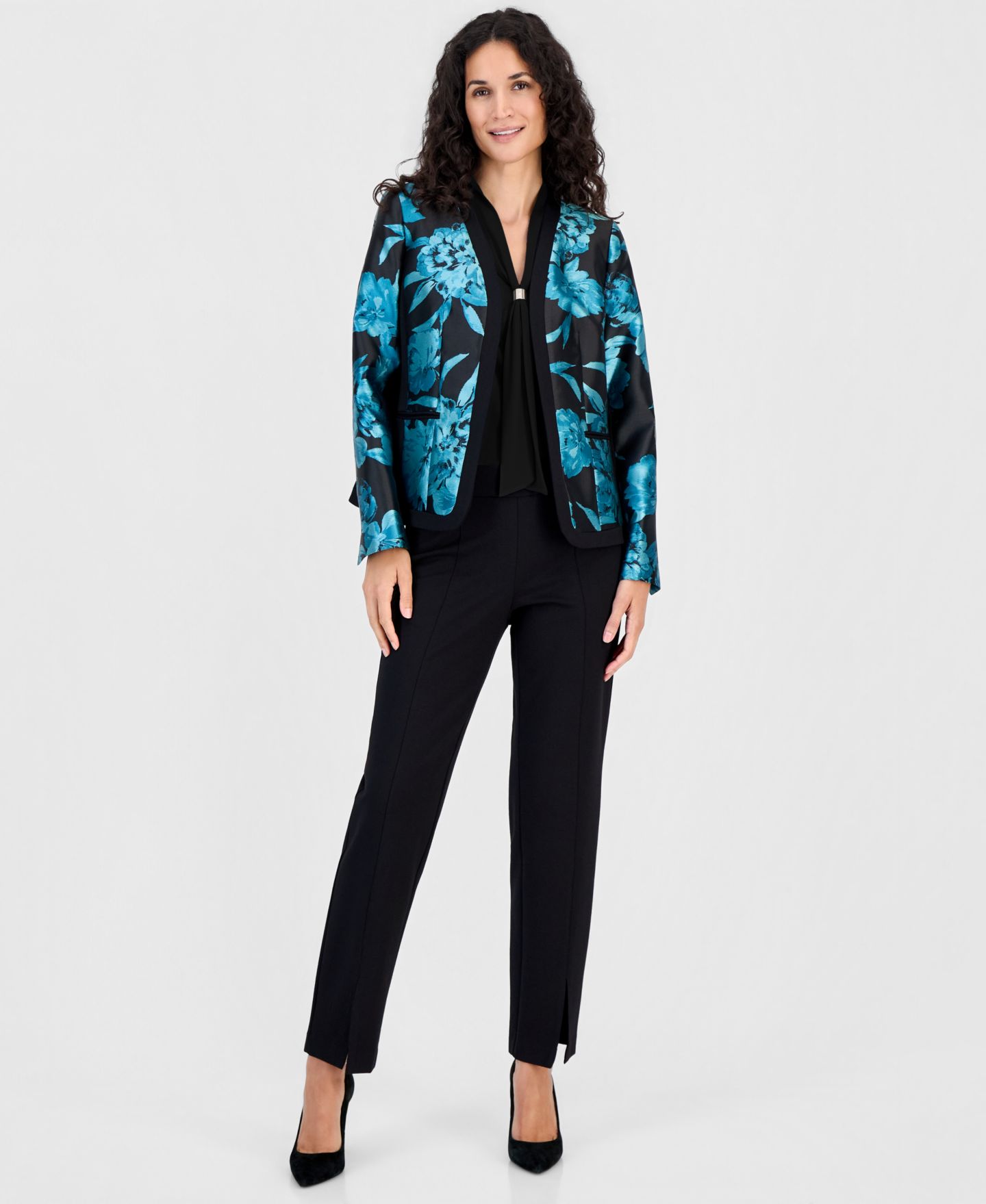Женские комплекты Kasper Collarless Floral Jacquard Jacket, Tie-Neck Sleeveless Blouse & Audrey Straight-Leg Trousers, цвет: Чёрный — фото 1