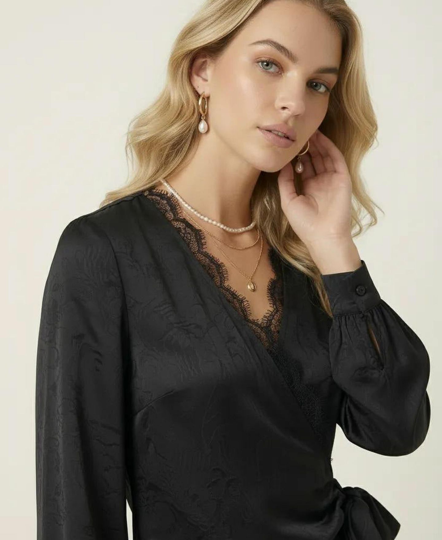 Женский топ Modenaire Lace-Trim V-Neck Wrap Tie-Detail, цвет: Чёрный — фото 4