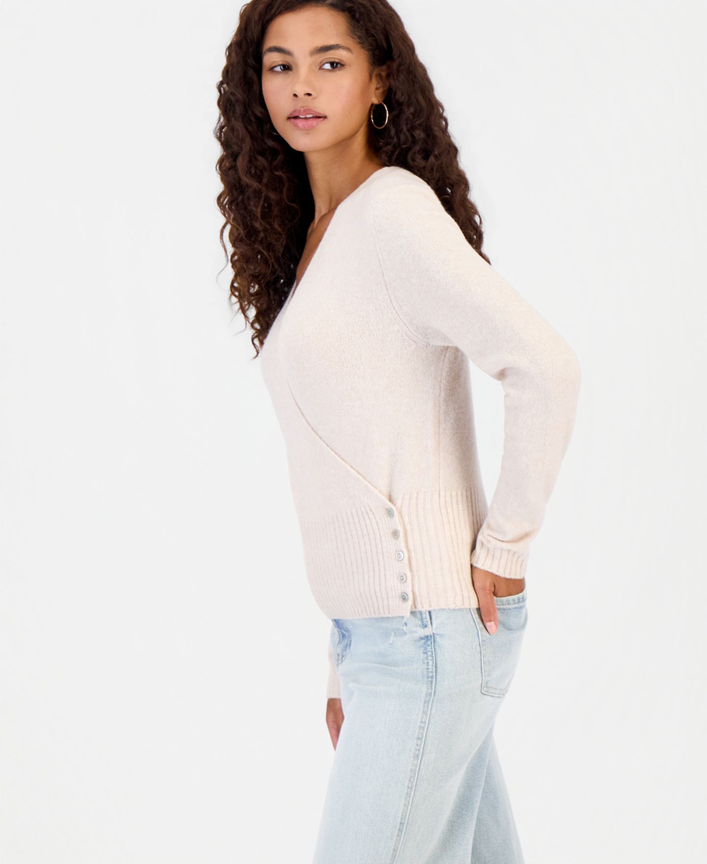 Женский свитер Hooked Up by IOT Juniors' Surplice Long-Sleeve V-Neck Wrap, цвет: Овсяное молоко — фото 4