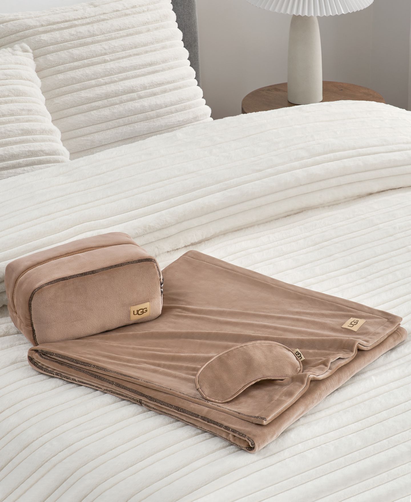 Пледы UGG® Raegan 3-Piece Throw, Eye Mask and Case Gift Set, цвет: Угольный — фото 9