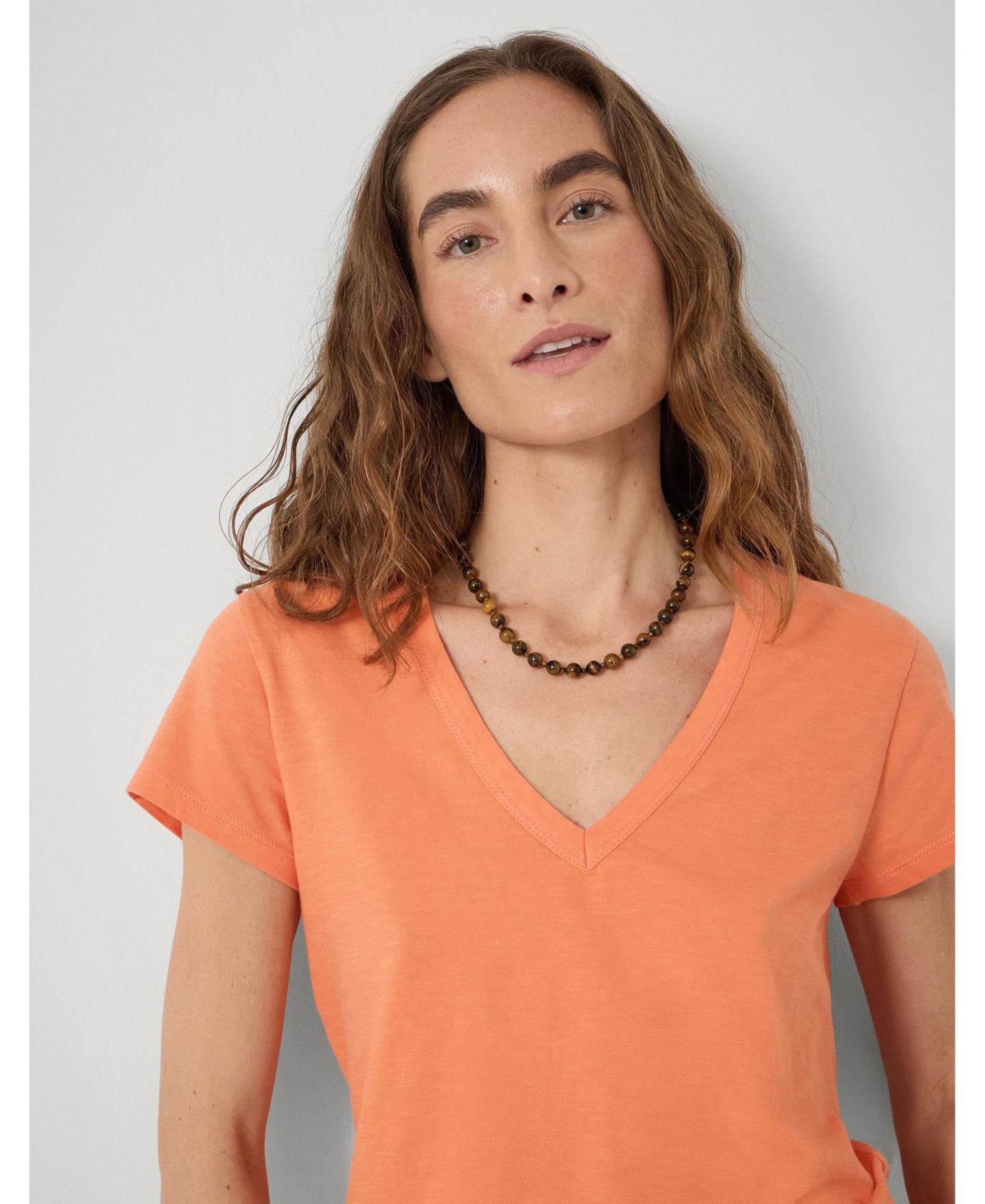 Женская футболка Hush Slim-Fit V-Neck Slub-Cotton, цвет: Пыльный оранжевый — фото 4