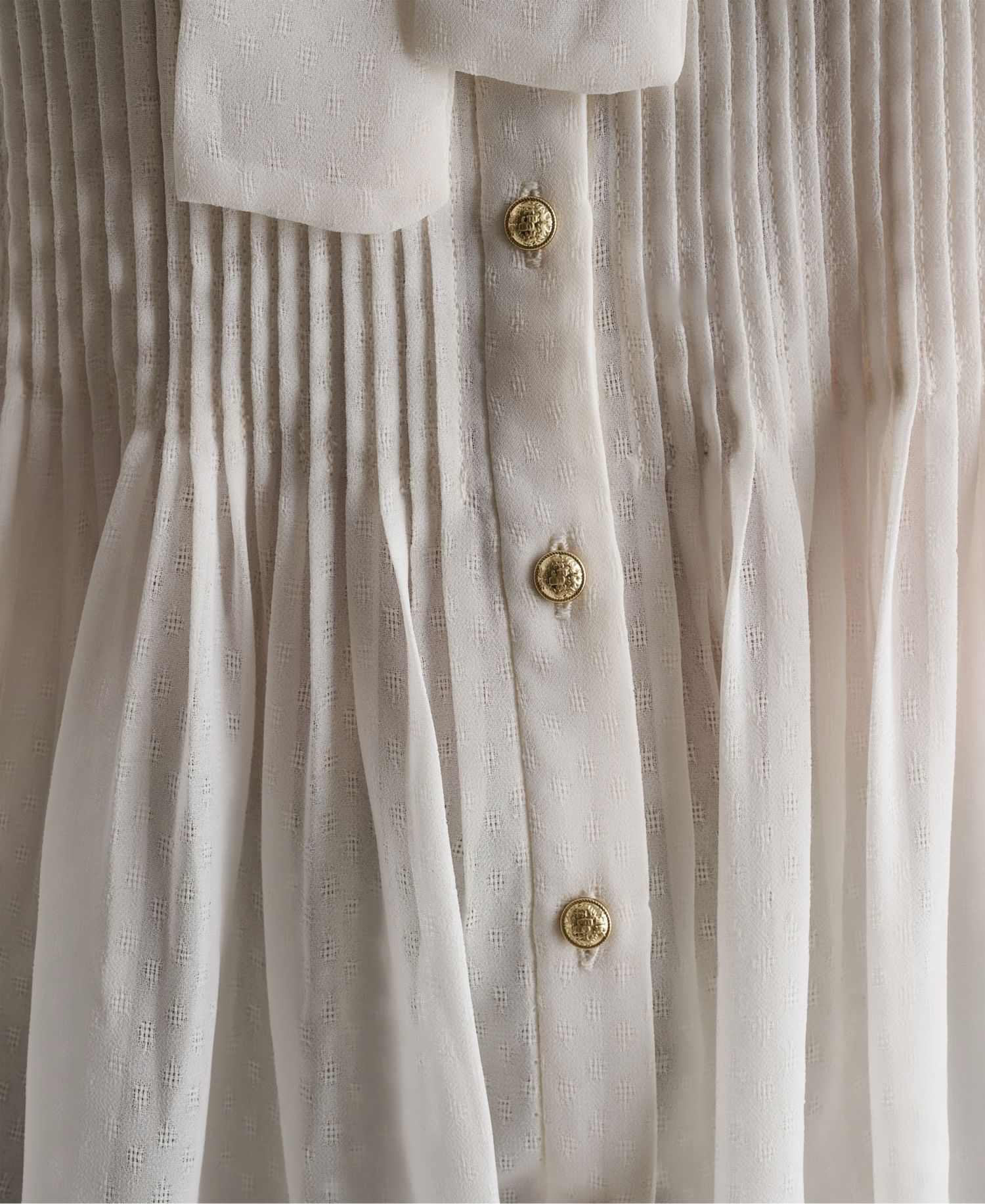 Women's Sleeveless Tie-Neck Button-Front Blouse