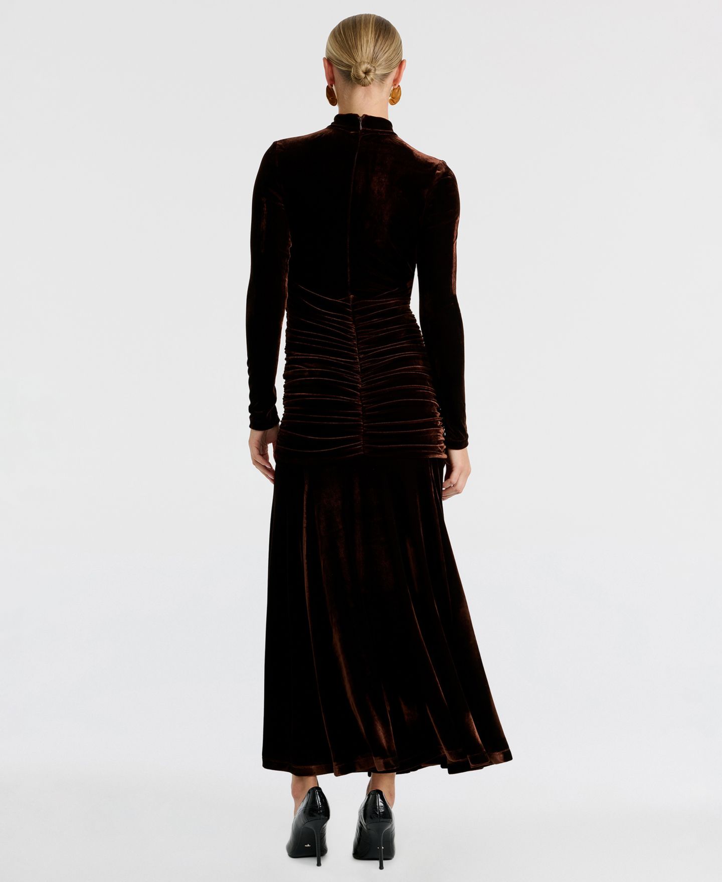 Женское платье Bardot Korina Velour Maxi Mock Neck Long-Sleeve Dress, цвет: Тёмный шоколадный — фото 4