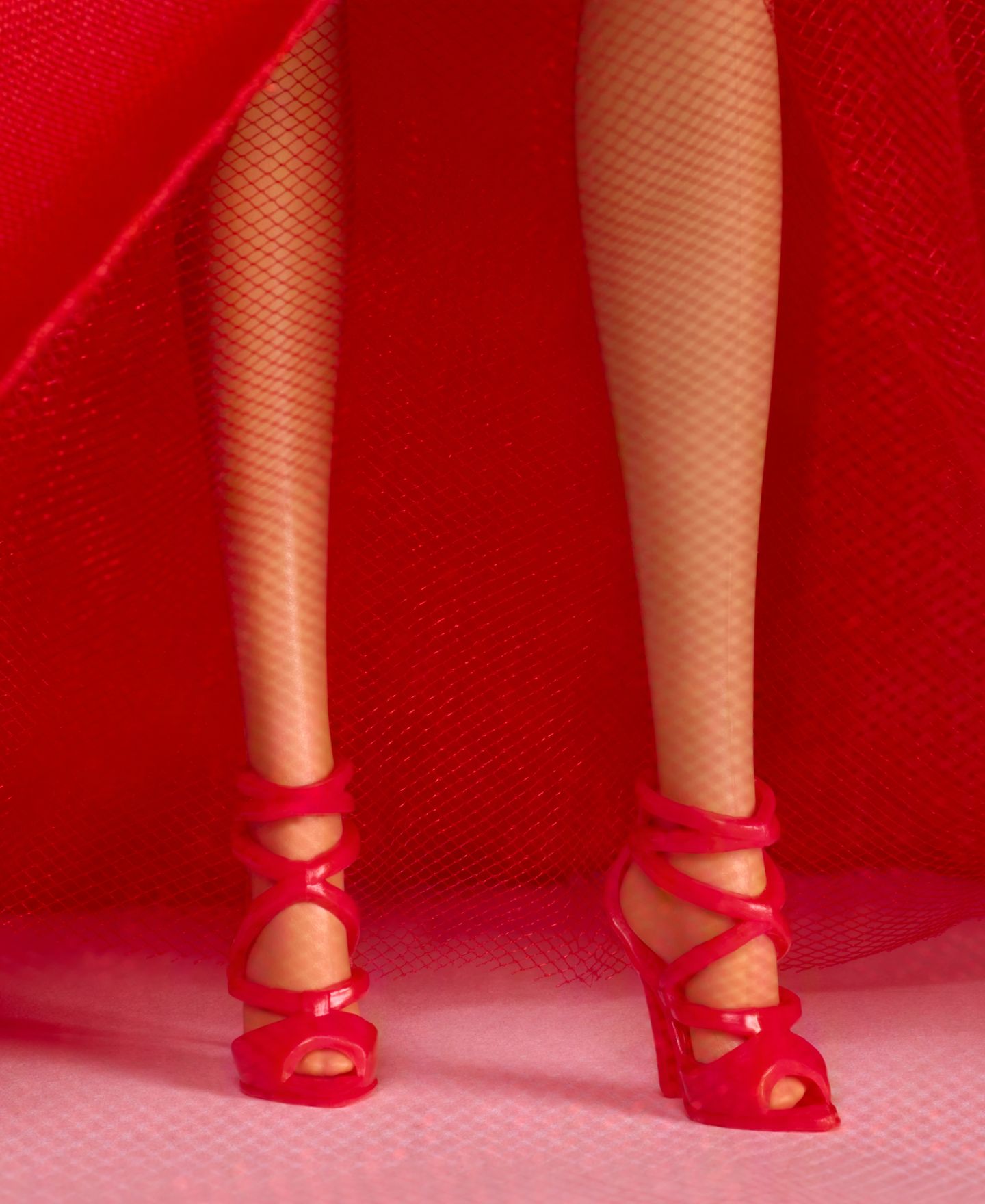 Детская кукла Barbie 2026 Holiday 13" Collectible Brown Hair Fashion Doll — фото 3