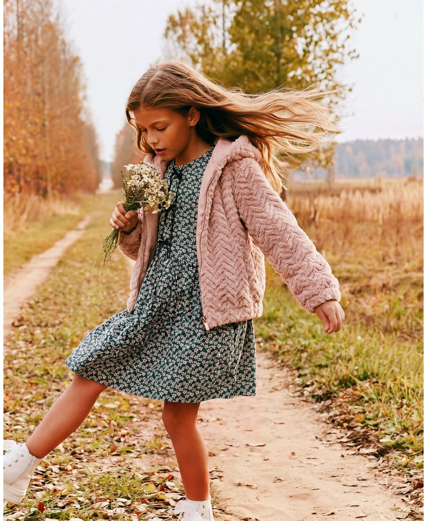 Платье Deux par Deux Cotton Dress with Pockets Floral Print для девочек, цвет: Зелёный с принтом — фото 2