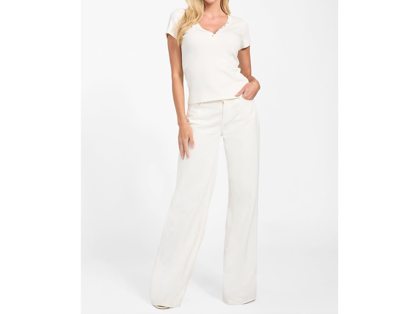 Женский топ GUESS Short Sleeve Kyla Rib Henley V-Neck Top, цвет: Кремовый белый — фото 2