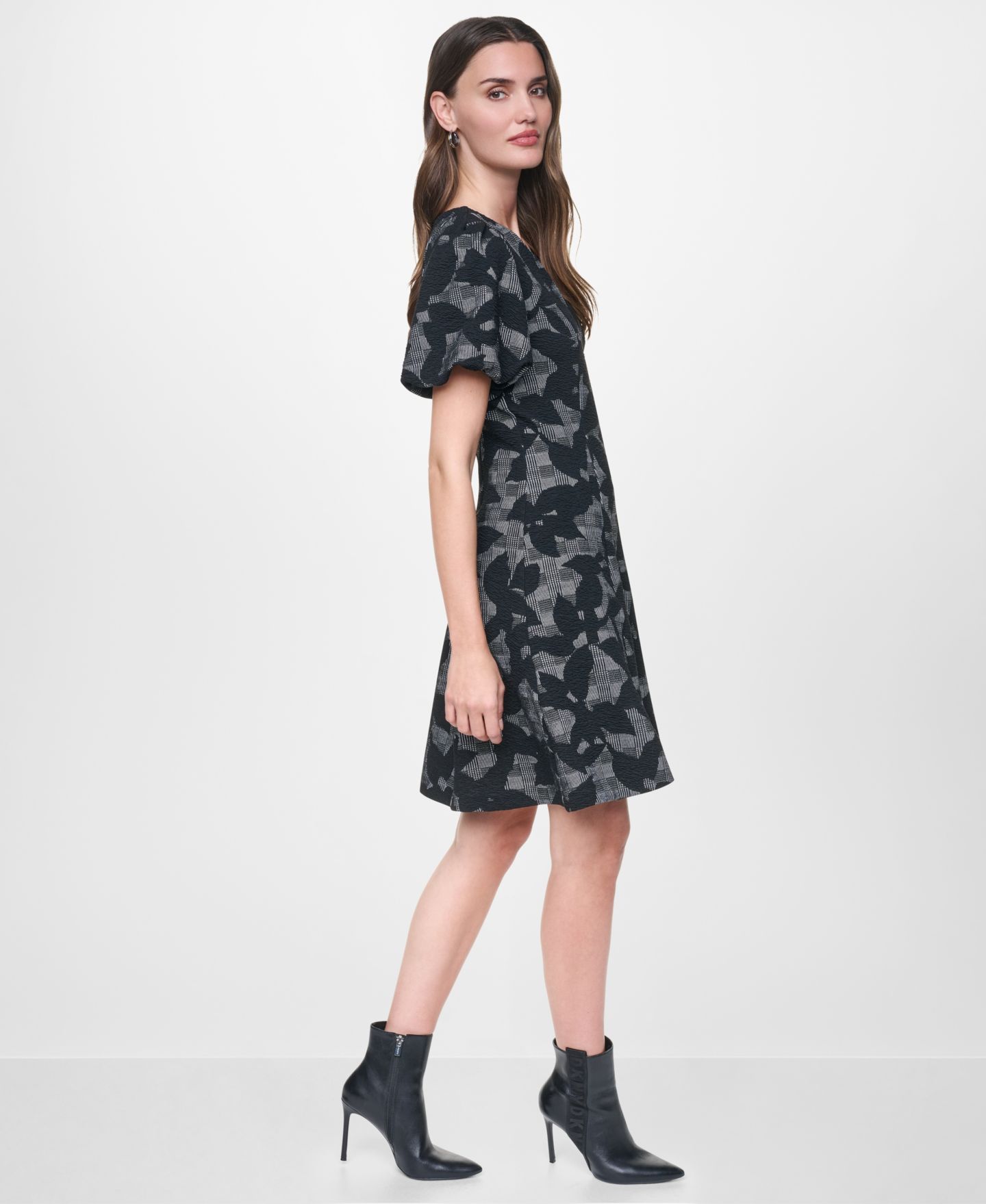 Женское платье DKNY Bubble Sleeve Fit & Flare Print, цвет: Чёрный / Кокосовый — фото 2