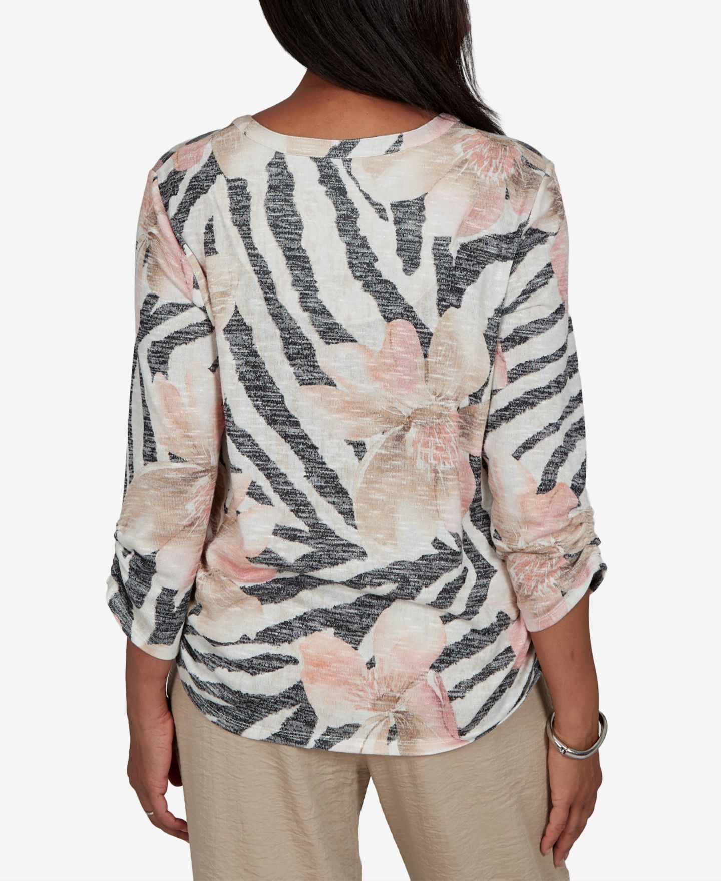 Женский топ Alfred Dunner Petite Travel Advisory Animal-Floral Print 3/4-Sleeve Henley, цвет: Нейтральный разноцветный — фото 5