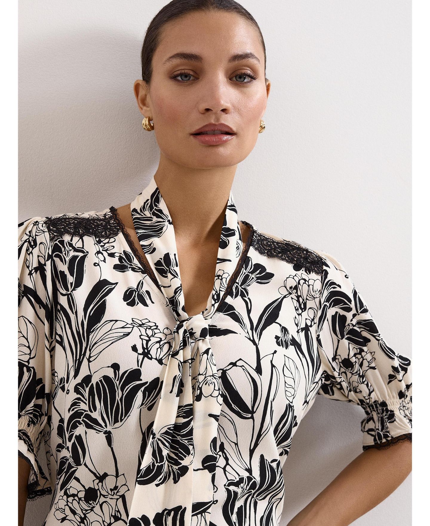 Женская блузка Phase Eight Aisra Lace Floral-Print Tie Neck, цвет: Чёрный / Слоновая кость — фото 4