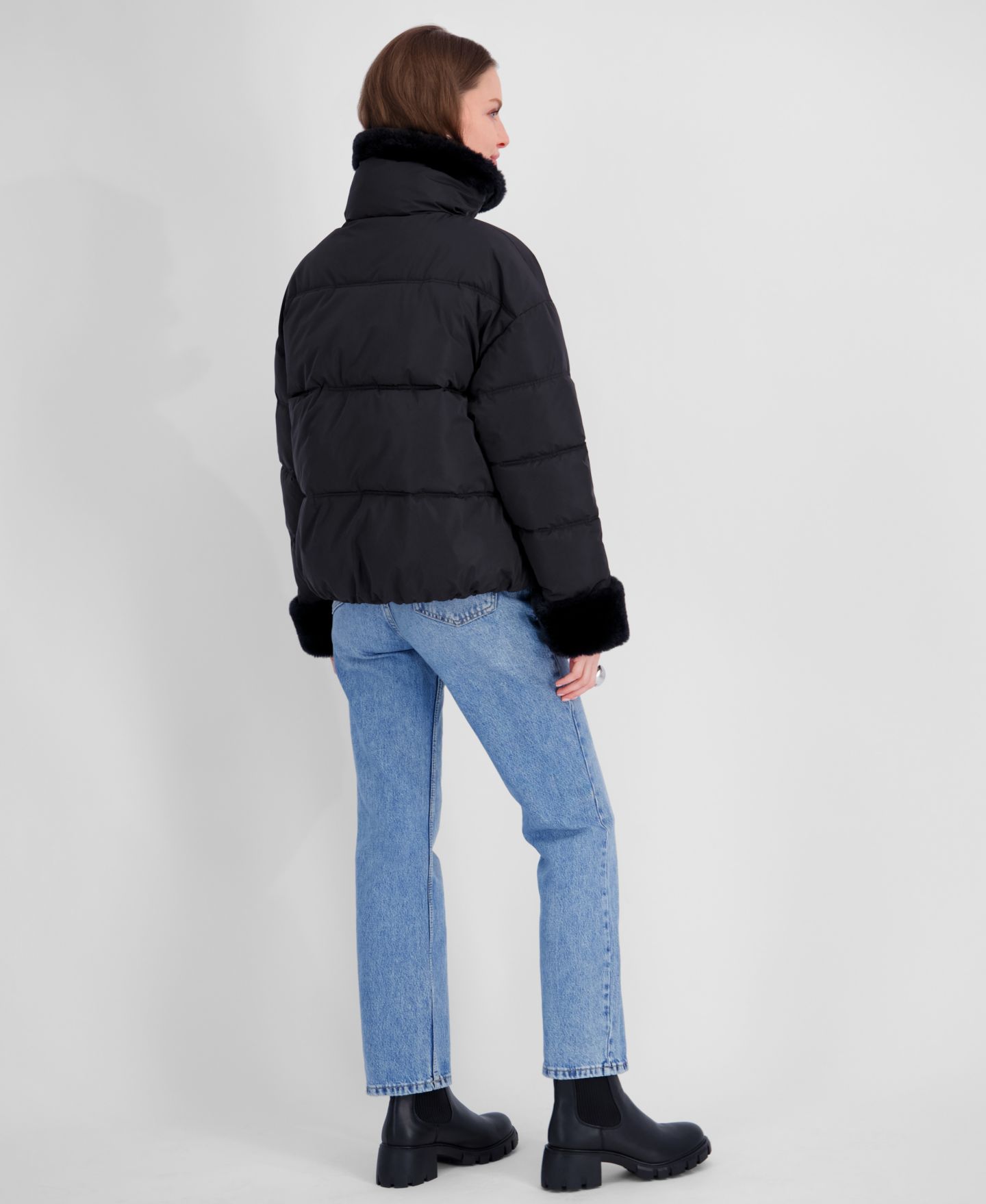 Женская куртка Tahari Water-Resistant Sherpa Cuff and Collar Short Puffer, цвет: Чёрный — фото 5