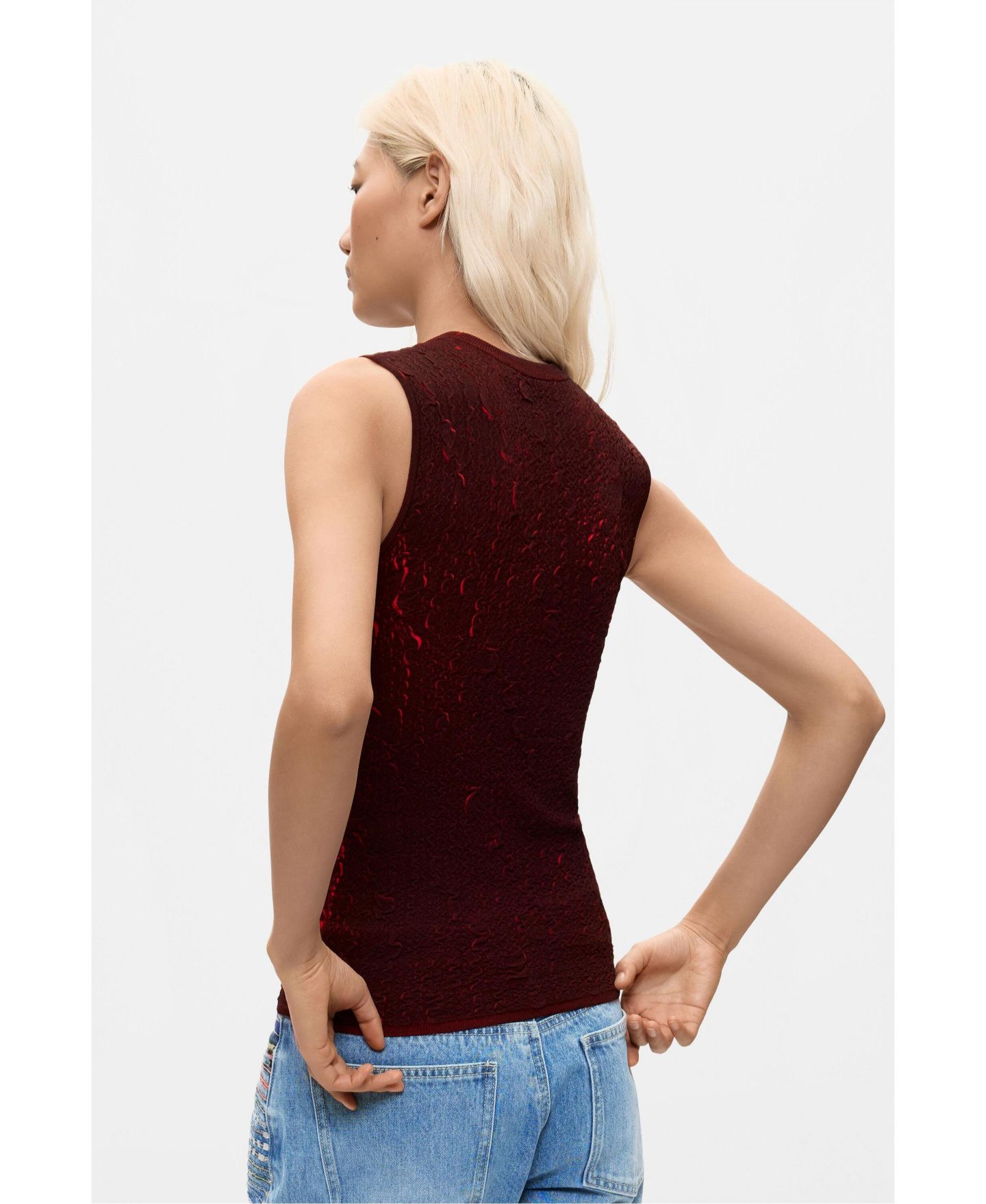 Женская футболка Desigual Mock Neck Metallic Sleeveless Knit, цвет: Бордовый — фото 2