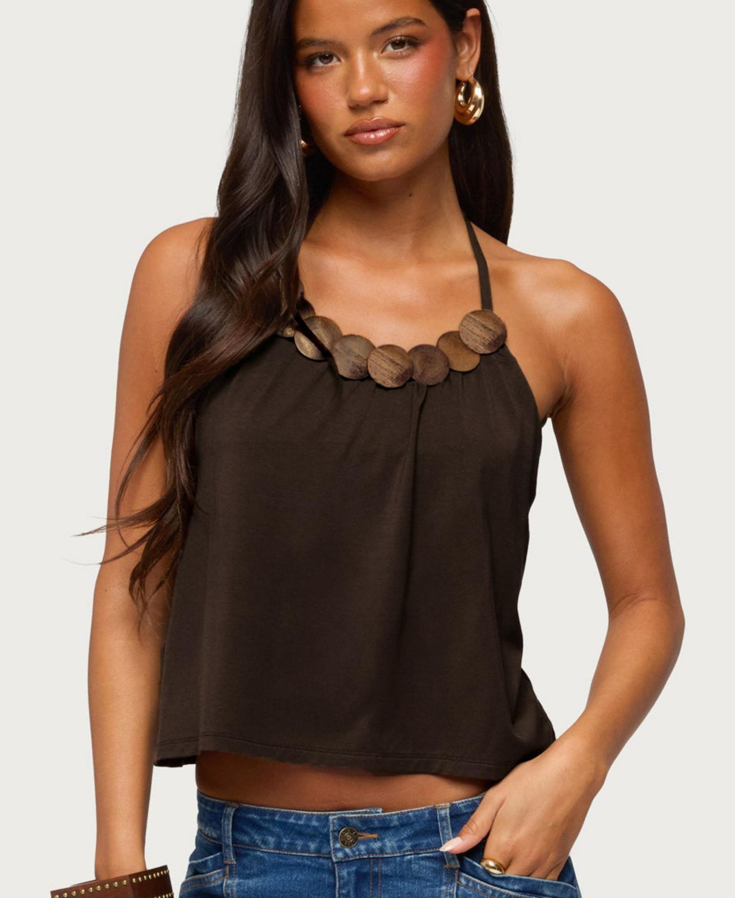 Женский топ Edikted Gale Halter Crop Wood Disc, цвет: Коричневый — фото 1