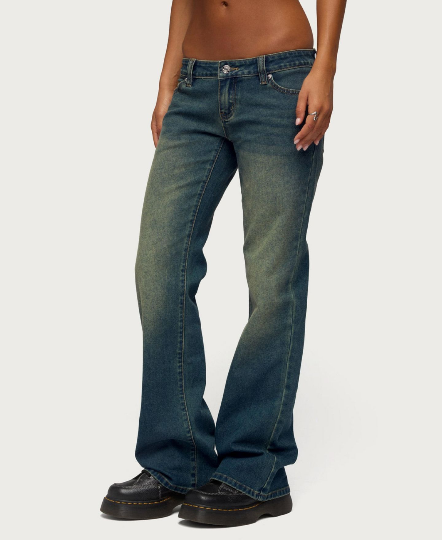 Женские джинсы Edikted Moonie Low-Rise Bootcut Stretchy Denim, цвет: Синий потёртый — фото 4