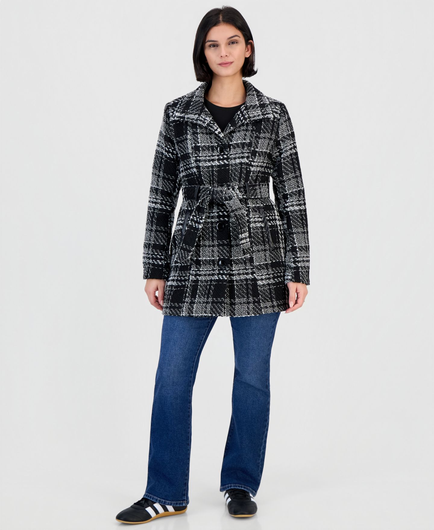 Женское пальто BCX Juniors' Plaid Single-Breasted Belted Faux-Leather Trim, цвет: Чёрный / Белый — фото 1