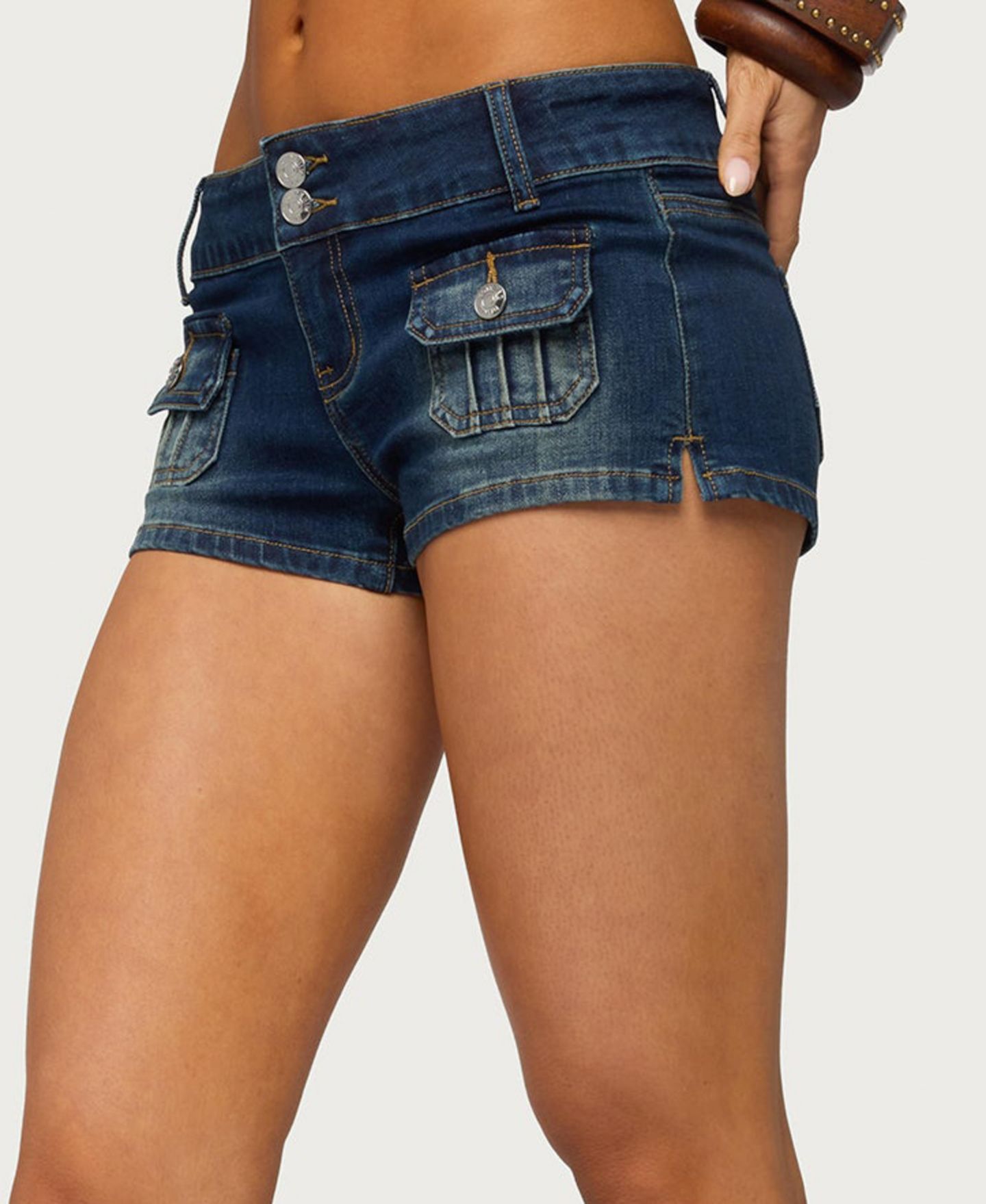 Женские шорты Edikted Birde Low-Rise Denim Stretch, 2" Inseam, цвет: Средний синий потёртый — фото 4