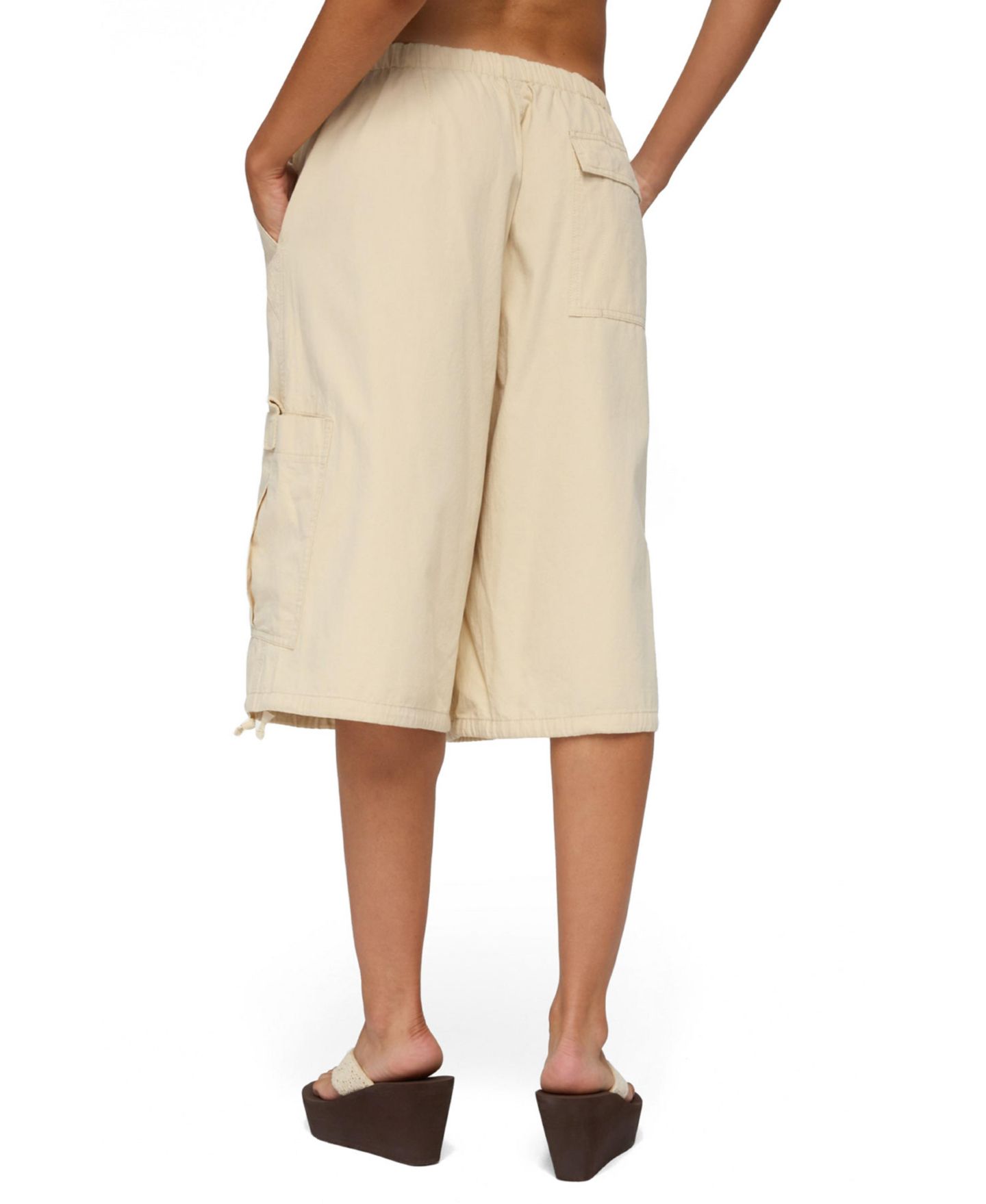 Женские шорты Edikted Pull-On Cargo Bermuda Shorts, 13" Inseam, цвет: Бежевый — фото 2
