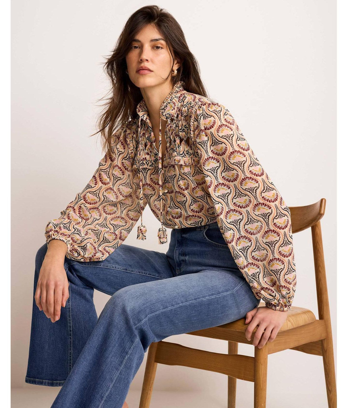 Женская блузка Mint Velvet Floral-Print Ruffle-Trim Tie-Front Long-Sleeve, цвет: Коричневый — фото 5