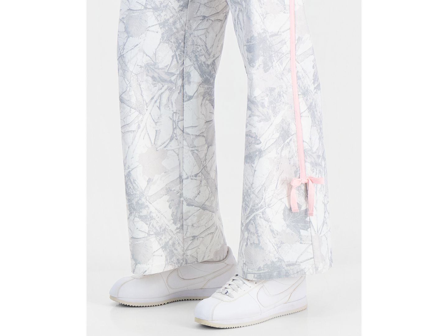 Женские джинсы Madden Girl Juniors' White Tree Camo High-Waisted Wide-Leg, цвет: Белый камуфляжный — фото 5