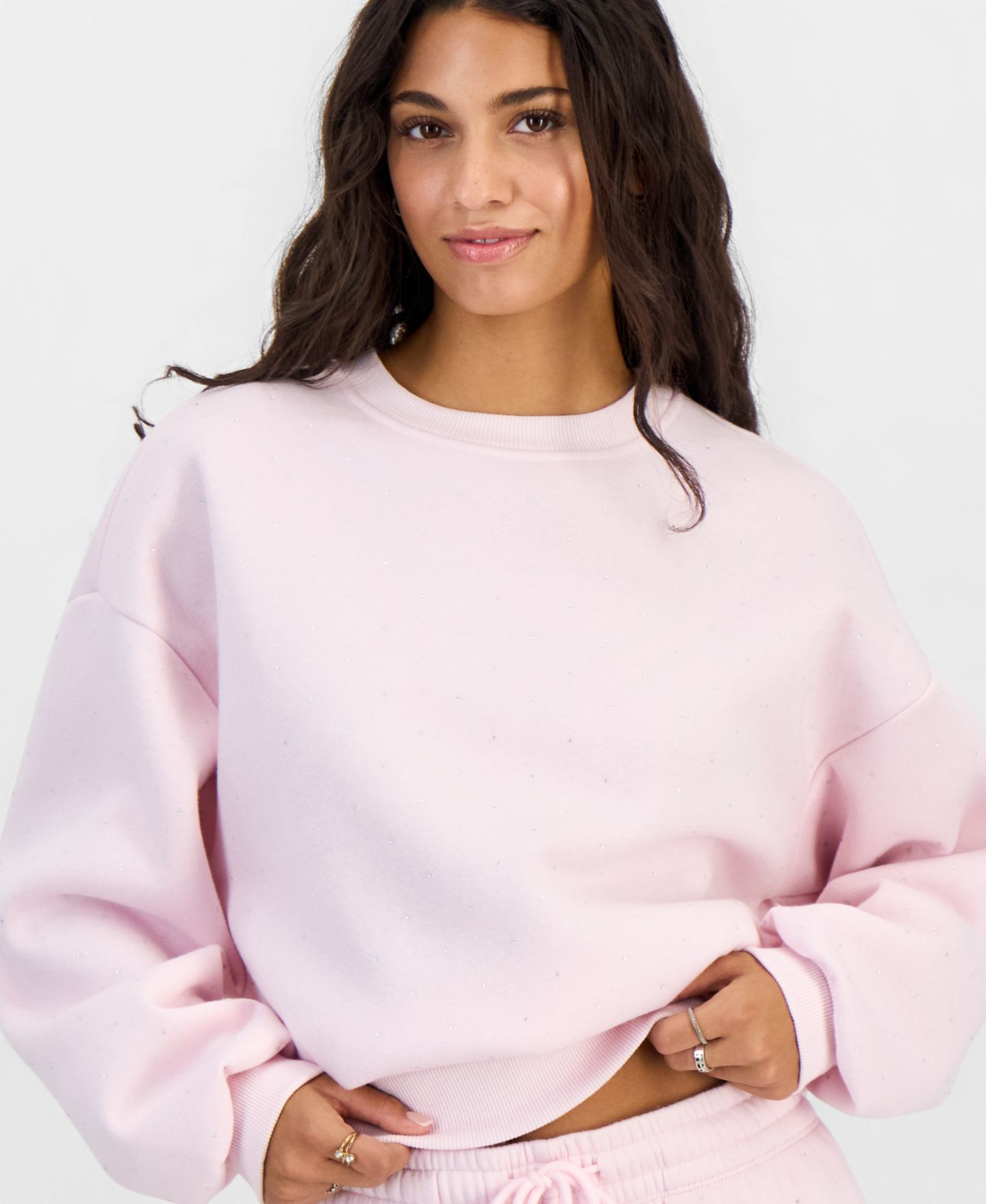 Женская толстовка Madden Girl Juniors' Embellished Fleece Crewneck, цвет: Ballet Slipper — фото 2
