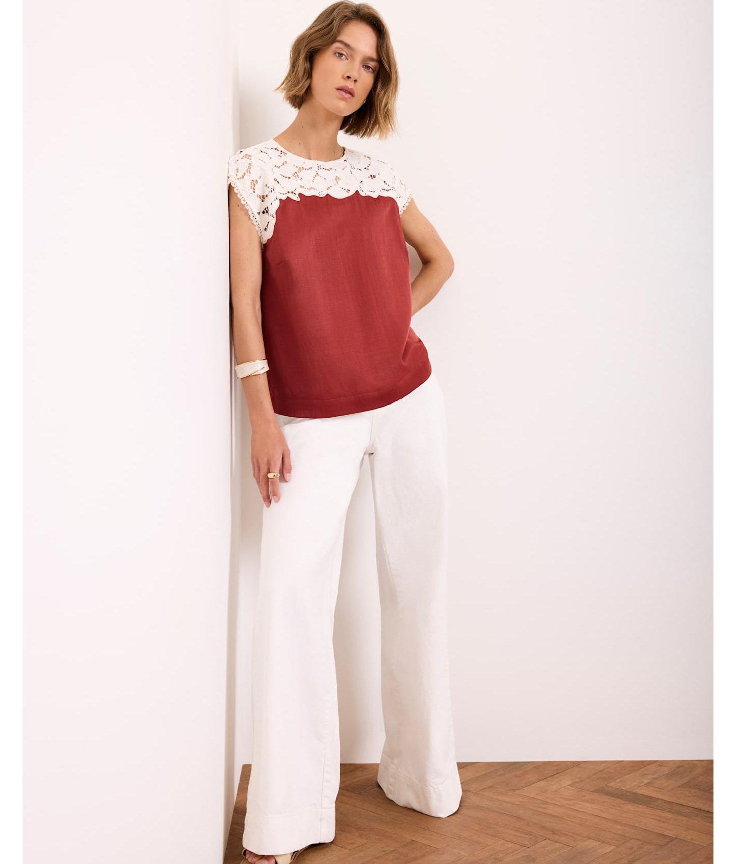 Женский топ Mint Velvet Satin Lace Cap-Sleeve, цвет: Красный — фото 2