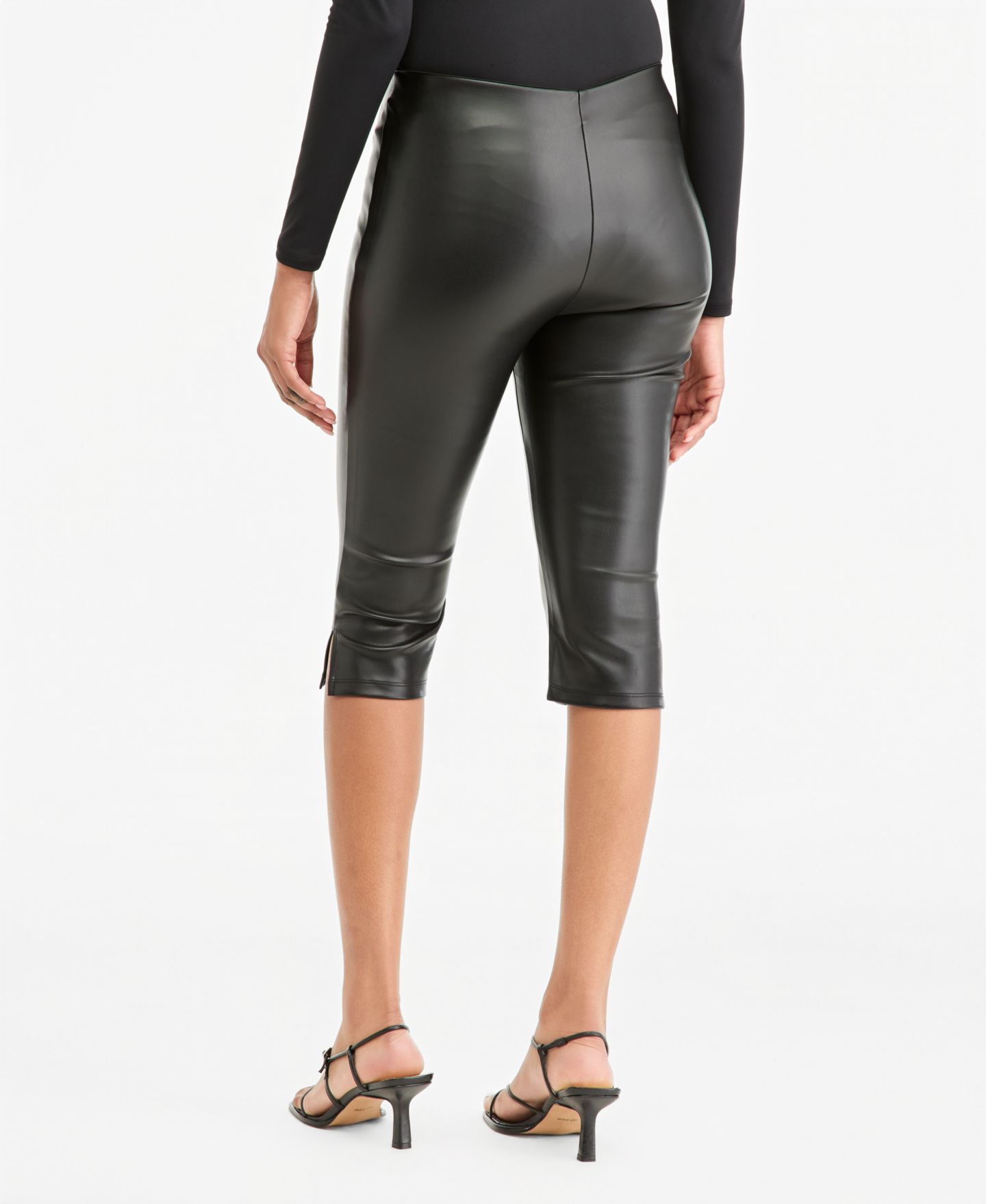 Женские брюки Bar III High-Waisted Pull-On Faux Leather-Blend Capris, цвет: Чёрный — фото 4
