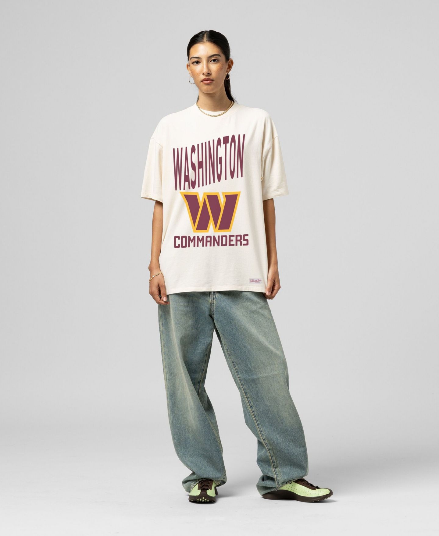 Женская футболка Mitchell & Ness Cream Washington Commanders Logo Boyfriend — фото 1