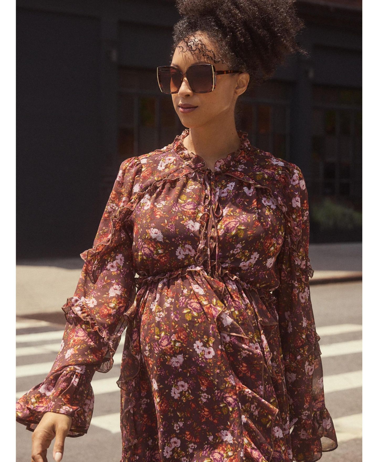 Женское платье Motherhood Maternity Maternity Empire-Waist Tiered-Ruffle Floral-Print, цвет: Коричневый с принтом — фото 5