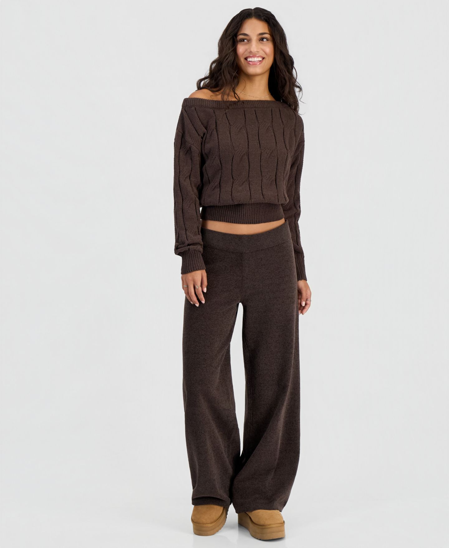 Женские комплекты Hippie Rose Juniors' Chenille Cable-Knit Off-the-Shoulder Slouchy Sweater and Pull-On Wide-Leg Pants, цвет: Ballet Slipper — фото 1