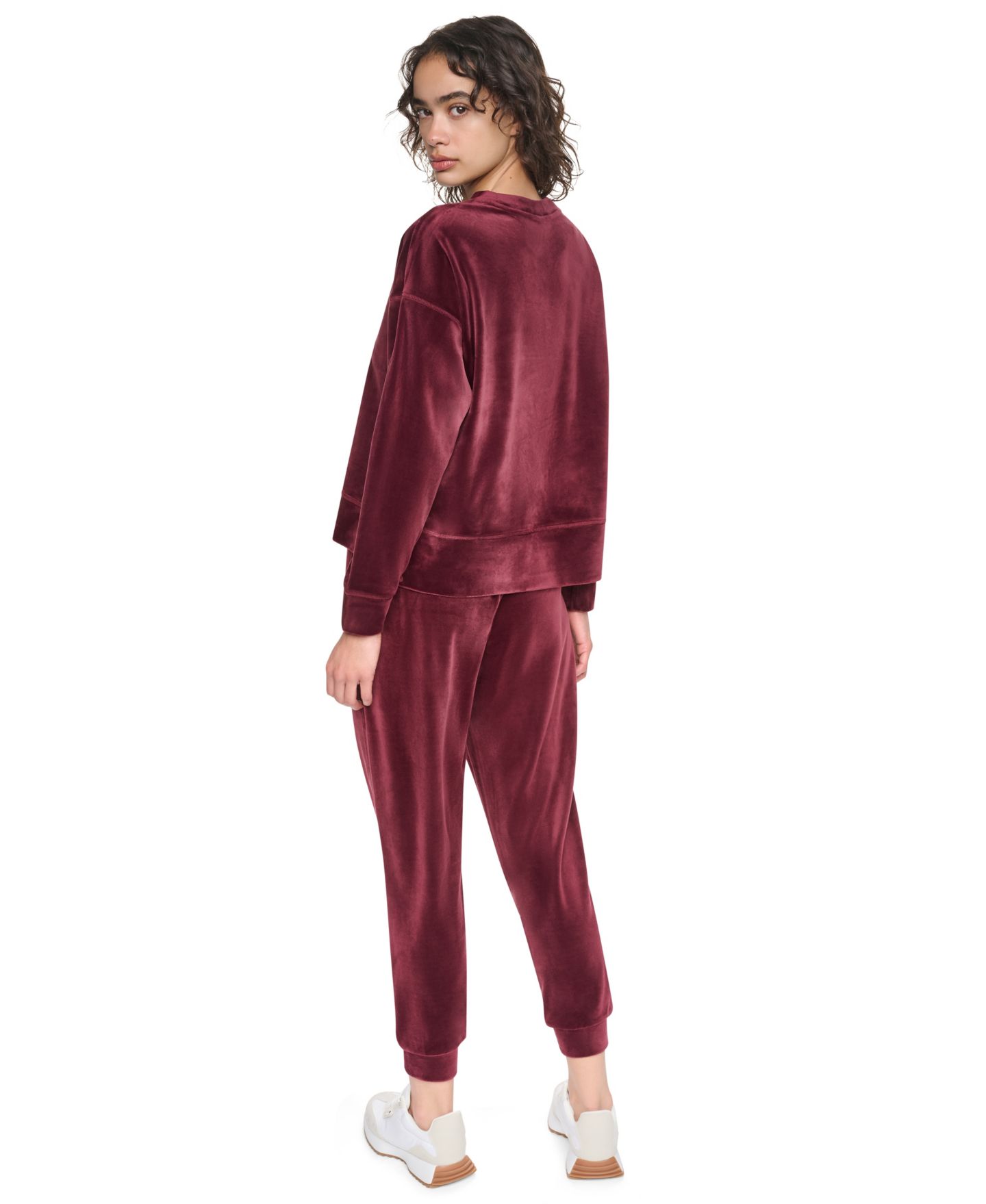 Женский свитер DKNY Sport Super-Soft Velour Relaxed-Fit High-Low Crewneck Pullover Top with Varsity Rhinestone Logo, цвет: Бордово-красный — фото 2