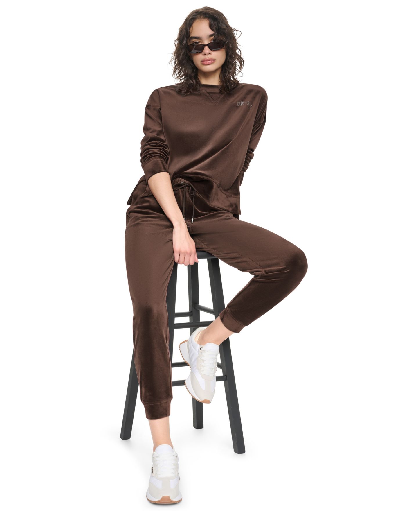 Женский свитер DKNY Sport Super-Soft Velour Relaxed-Fit High-Low Crewneck Pullover Top with Varsity Rhinestone Logo, цвет: Бордово-красный — фото 19