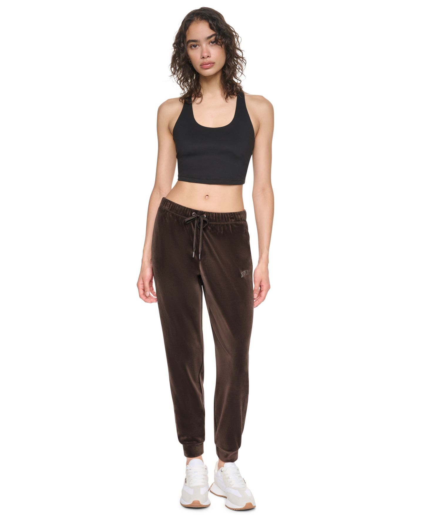 Женские брюки DKNY Sport Mid-Rise Super-Soft Velour Rhinestone Logo Jogger, цвет: Чёрный — фото 10