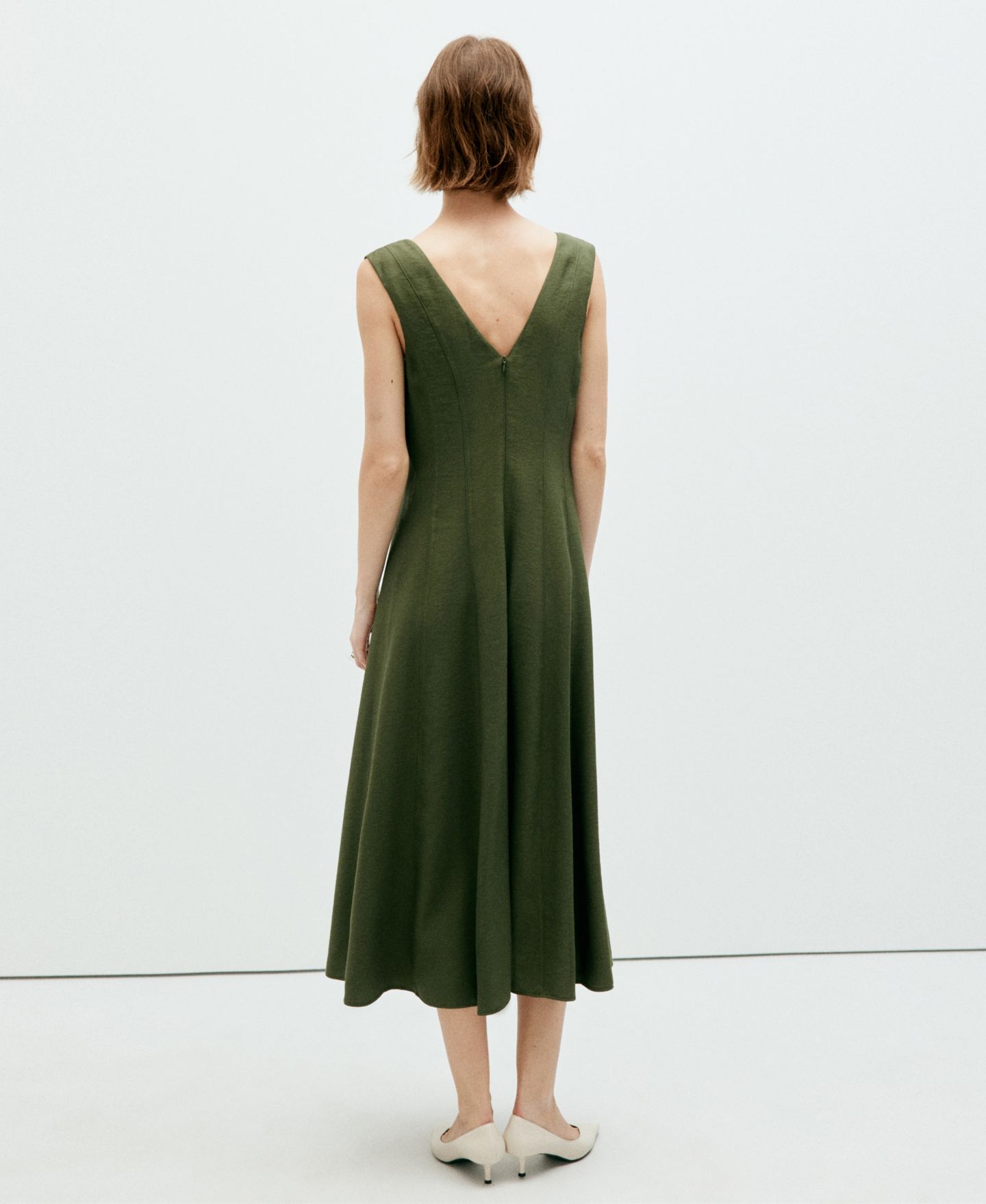 Женское платье Mango Sleeveless V-Neck Midi Seam-Detail, цвет: Хаки — фото 8